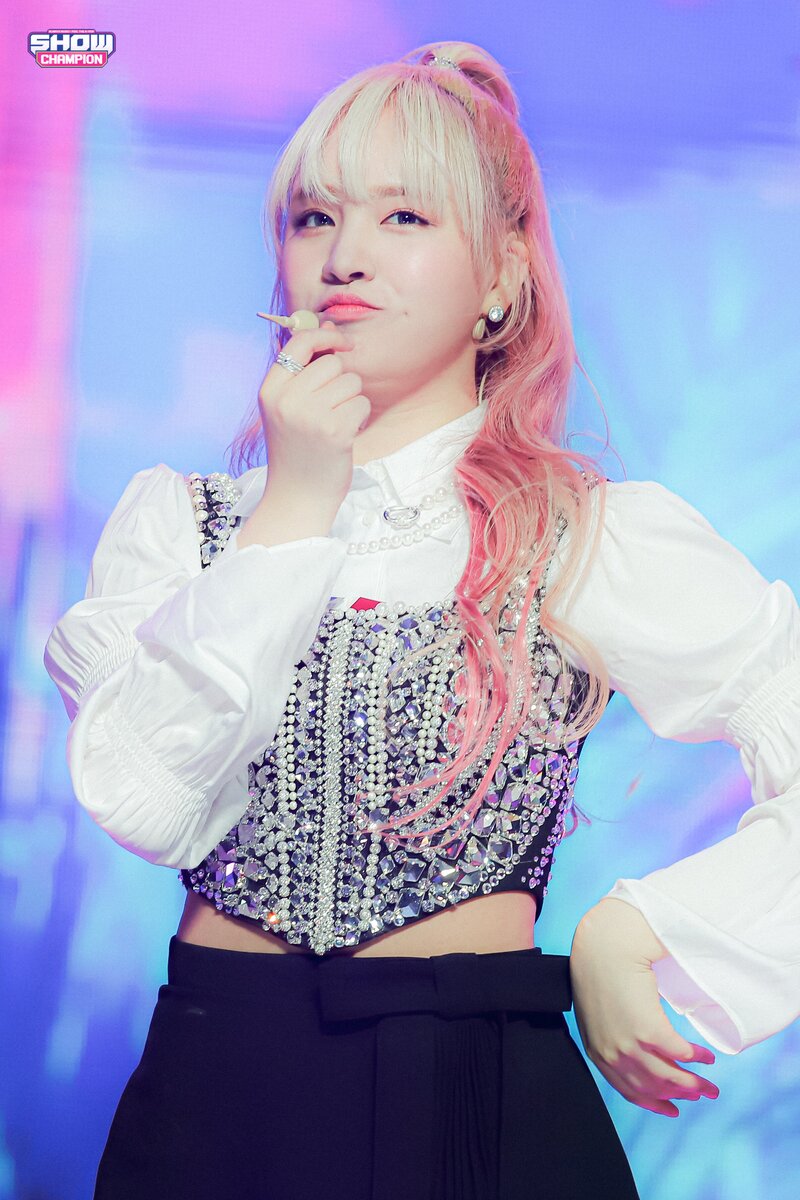 220413 IVE - 'LOVE DIVE' at Inkigayo documents 5