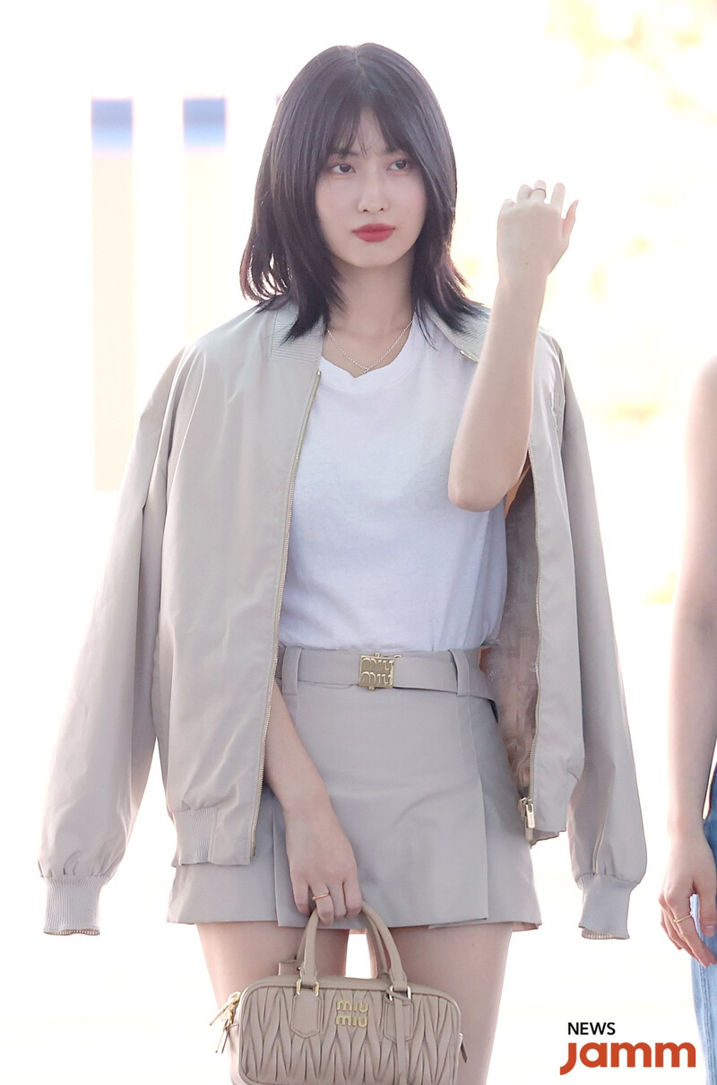 230901 TWICE Momo at Incheon International Airport documents 1