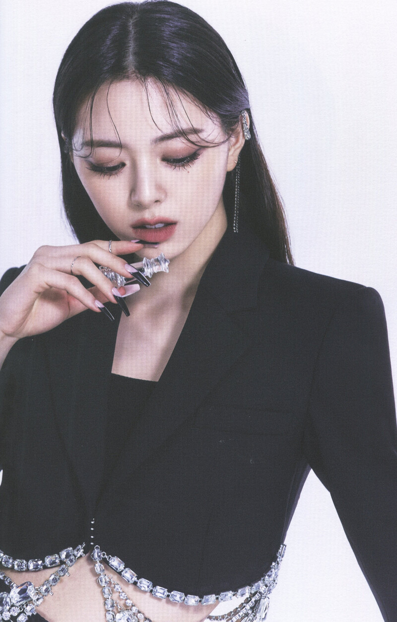 ITZY 'CHECKMATE' Album Scans (Yuna ver.) | kpopping