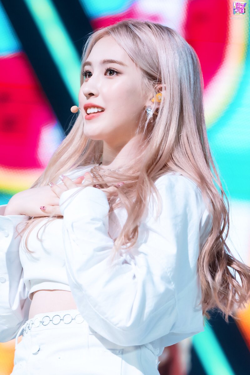 210829 Weeekly - 'Holiday Party' at Inkigayo documents 19
