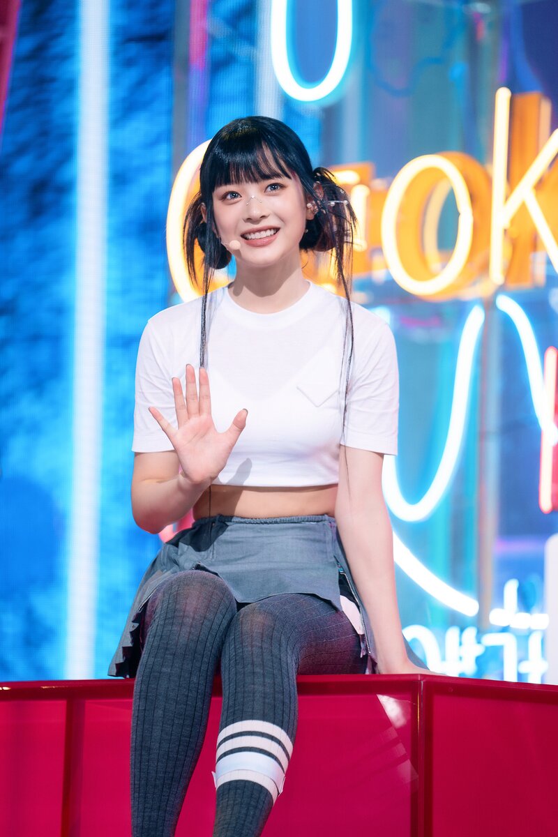 220807 NewJeans Hanni 'Cookie' at Inkigayo documents 22