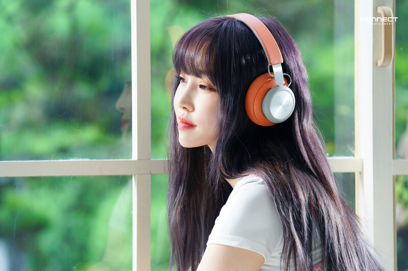 220930 Konnect Naver Post - Yuju - 'Evening' Behind documents 16