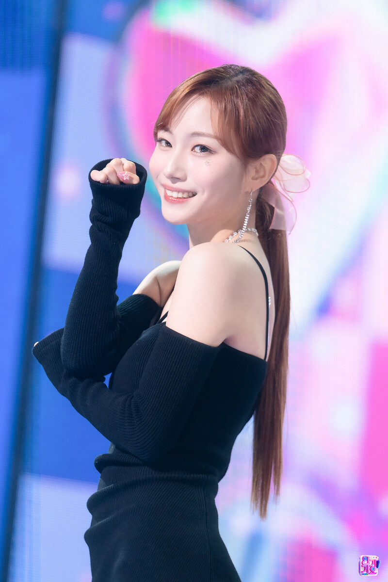 230416 Kep1er Youngeun - 'Giddy' at Inkigayo documents 2