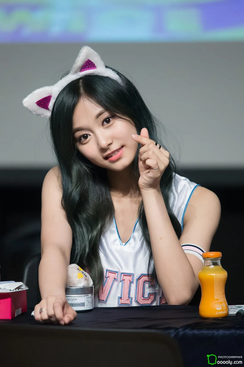 Tzuyu140.jpg