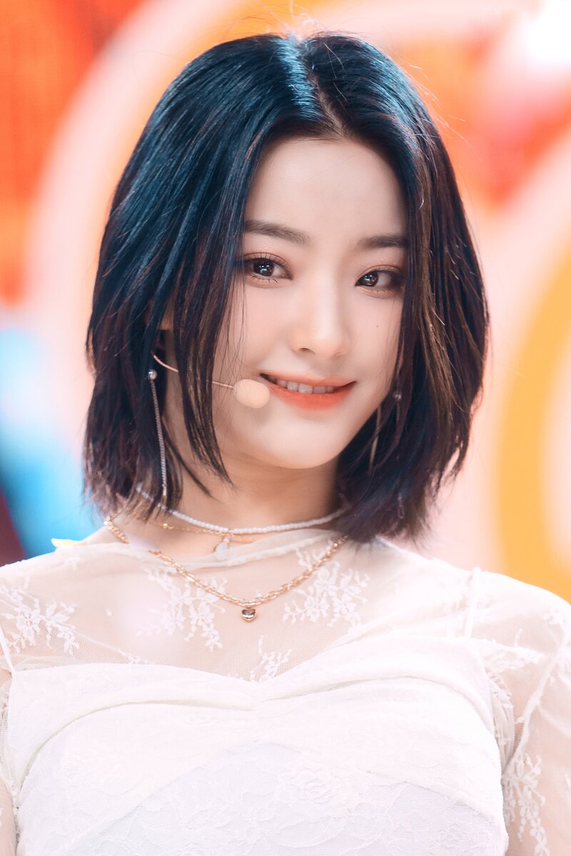 220123 fromis_9 Saerom - 'DM' at Inkigayo documents 9