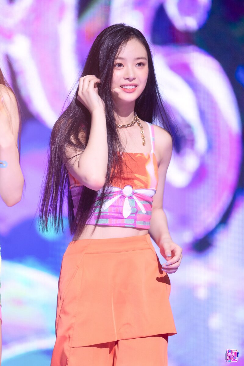 220814 NewJeans Hanni - 'Attention' at Inkigayo documents 11