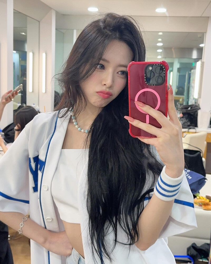 230803 - ITZY YUNA Instagram Update documents 4