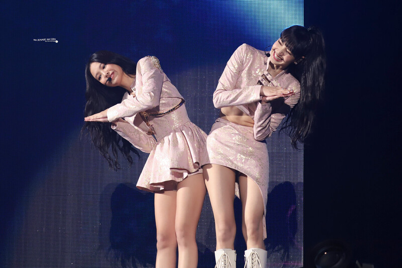 221015 BLACKPINK Jennie & Lisa - 'BORN PINK' Concert in Seoul Day 1 documents 5