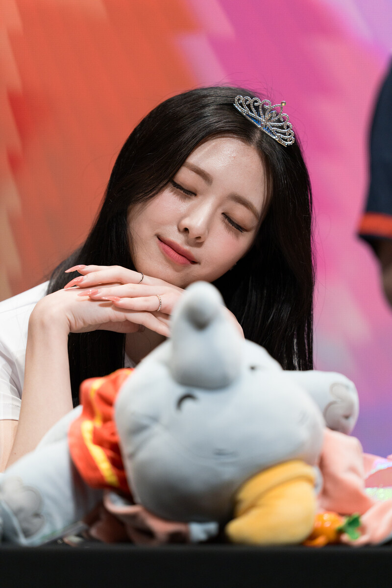 230831 ITZY Yuna - Soundwave Fansign Event documents 23