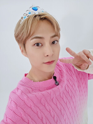 240901 Xiumin Twitter Update - Avatar Star Xiu Behind Photos