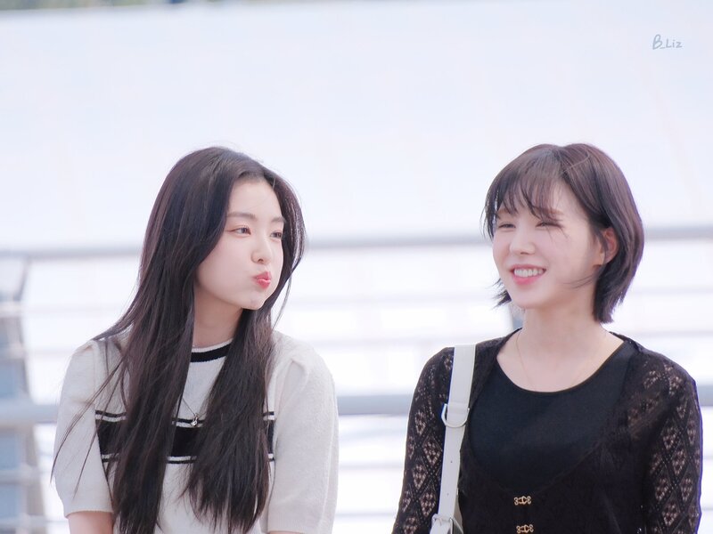 230519 RED VELVET Irene and Wendy at Incheon International Airport documents 10