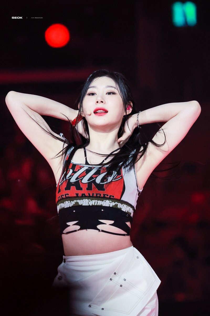 240602 ITZY Chaeryeong at K-Wave Concert Inkigayo documents 2