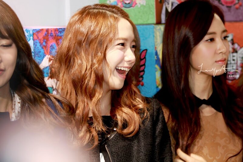 130102 Girls' Generation YoonA at SM Pop-up store documents 3