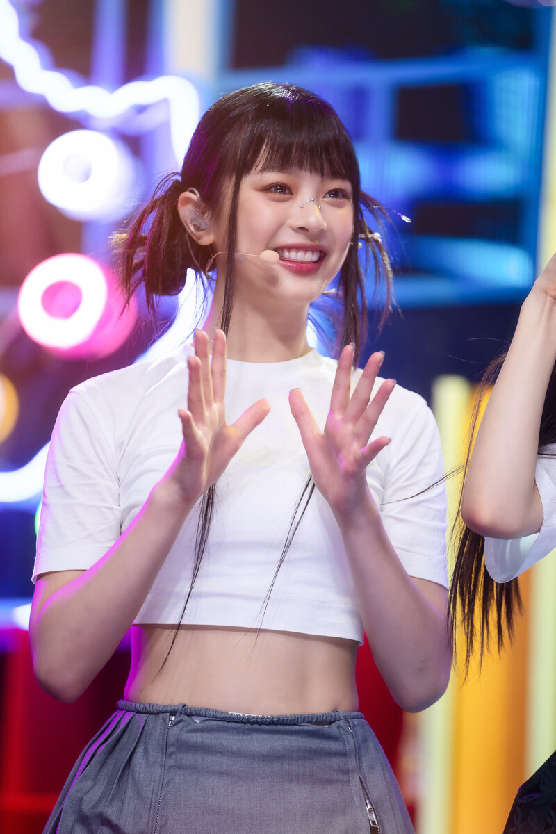 220807 NewJeans Hanni 'Cookie' at Inkigayo documents 16