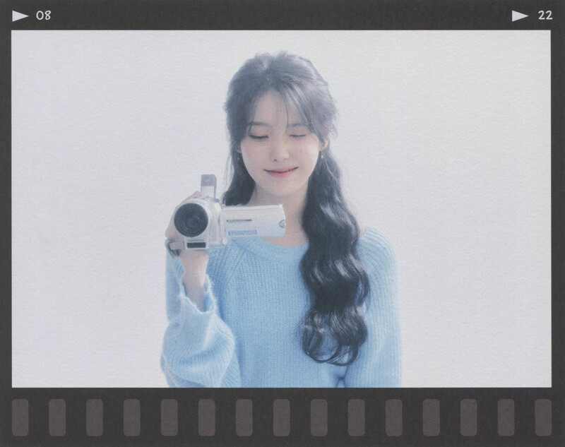 IU - 5th Official ‘UAENA’ Fanclub Kit [SCANS] documents 3