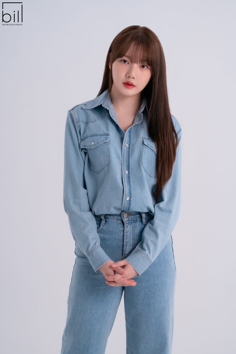 230504 Bill Entertainment Naver post - Yerin Profile images behind documents 4