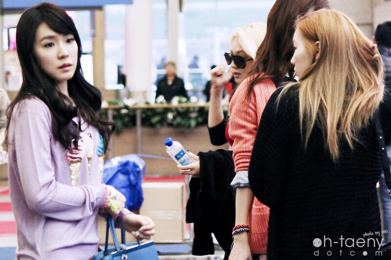 130408 Girls' Generation Tiffany at Incheon Airport documents 4