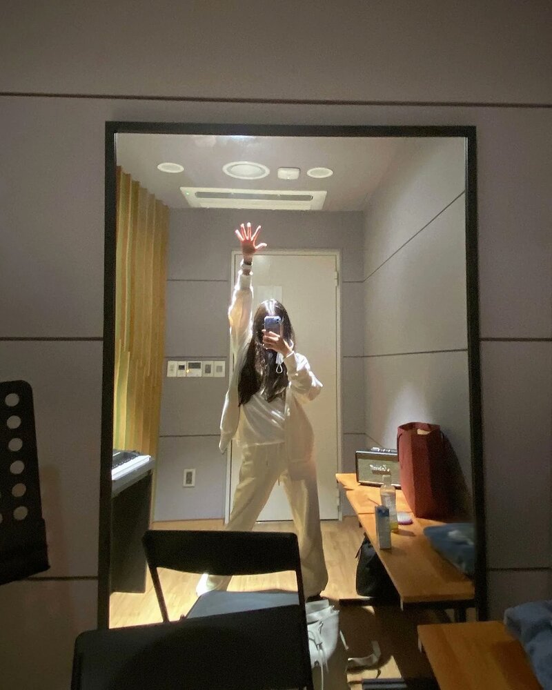 220530 NMIXX Instagram Update - Jiwoo documents 4