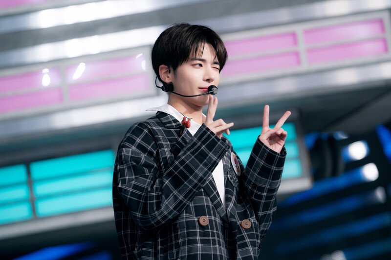 231015 TXT Taehyun - 'Back for More' and 'Chasing That Feeling' at Inkigayo documents 2