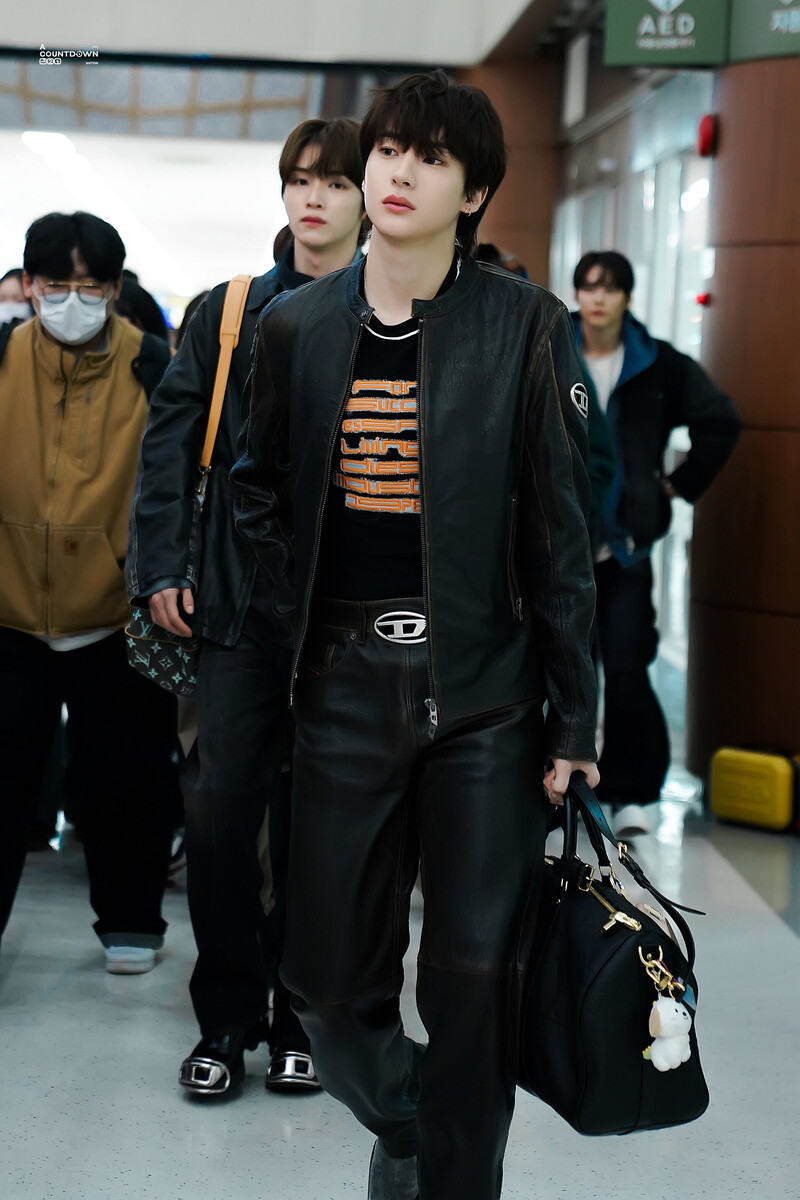 240220 RIIZE Anton at Gimpo International Airport documents 3