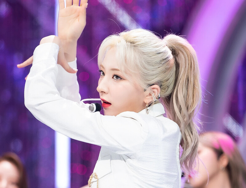 210404 WJSN - 'UNNATURAL' at Inkigayo documents 4