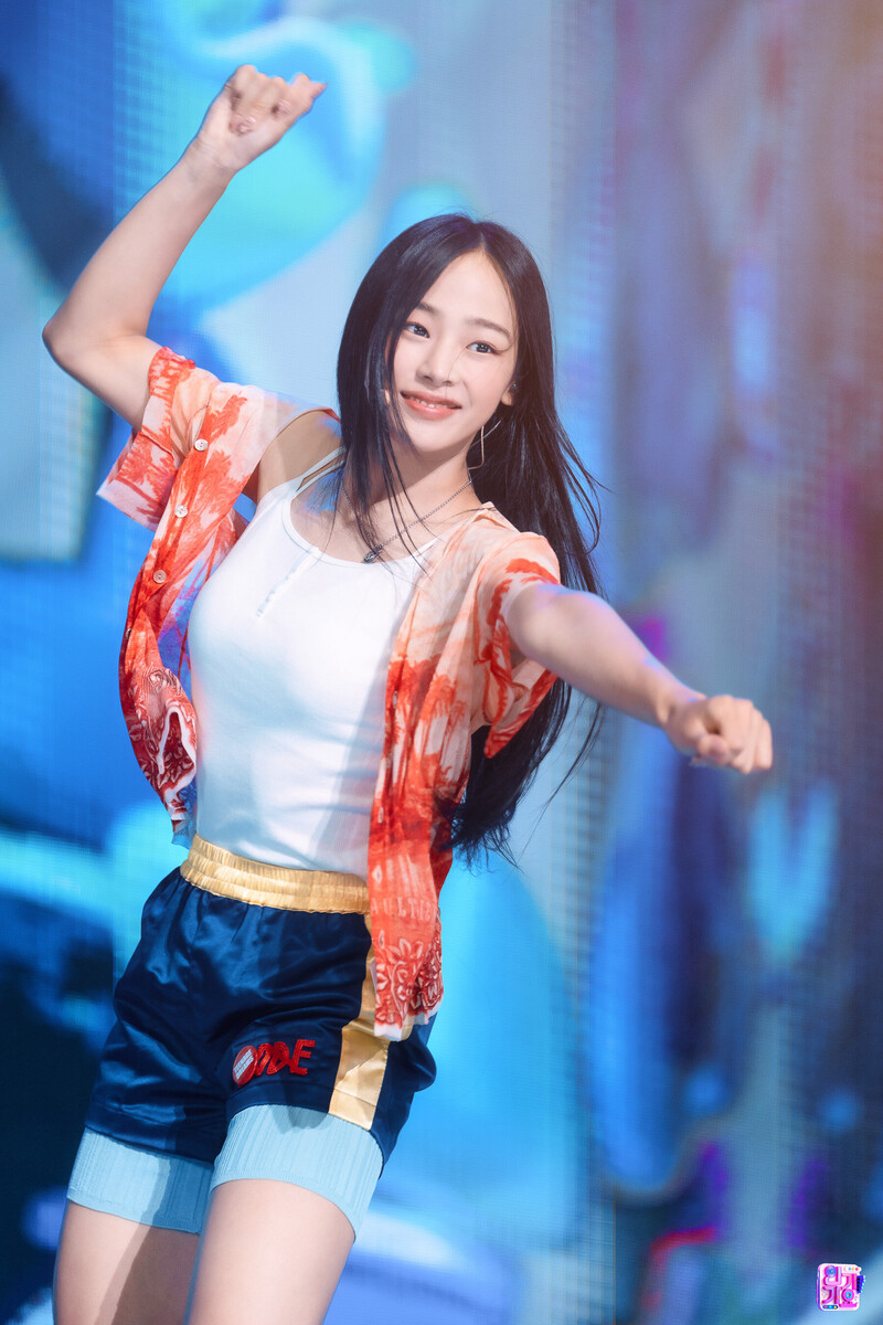 220814 NewJeans Minji - 'Attention' at Inkigayo documents 2