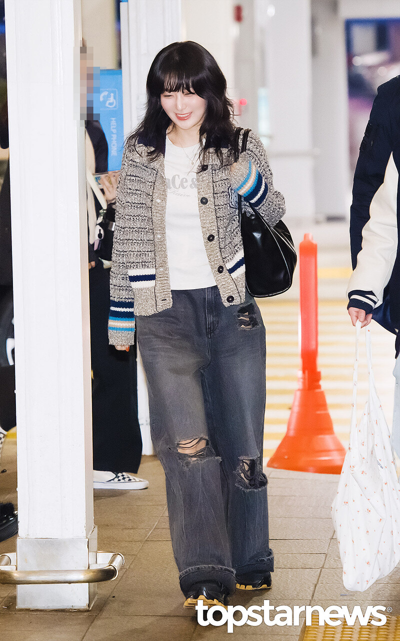 231230 Red Velvet Seulgi - ICN Airport documents 1