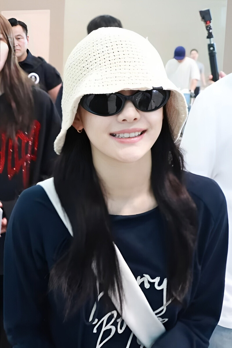 240802 aespa Ningning at Incheon International Airport documents 6