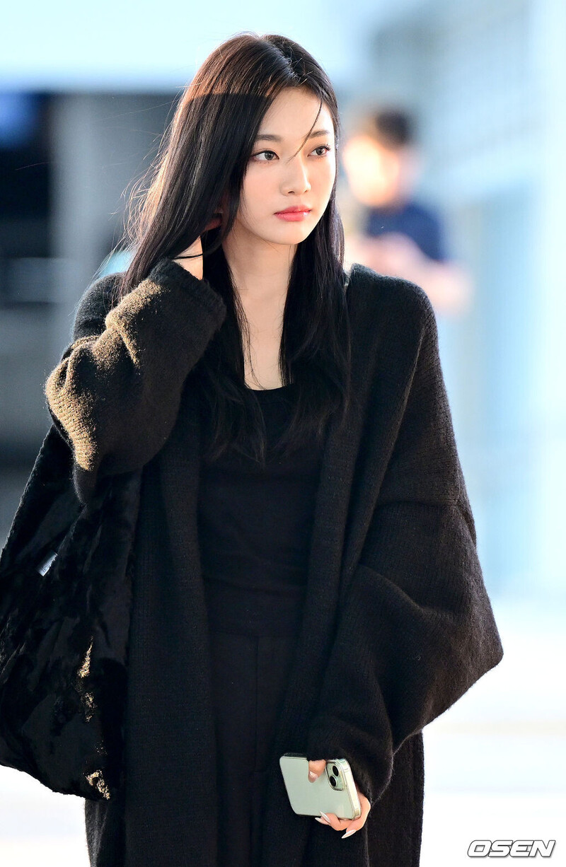 240927 aespa Ningning - at Incheon International Airport documents 5