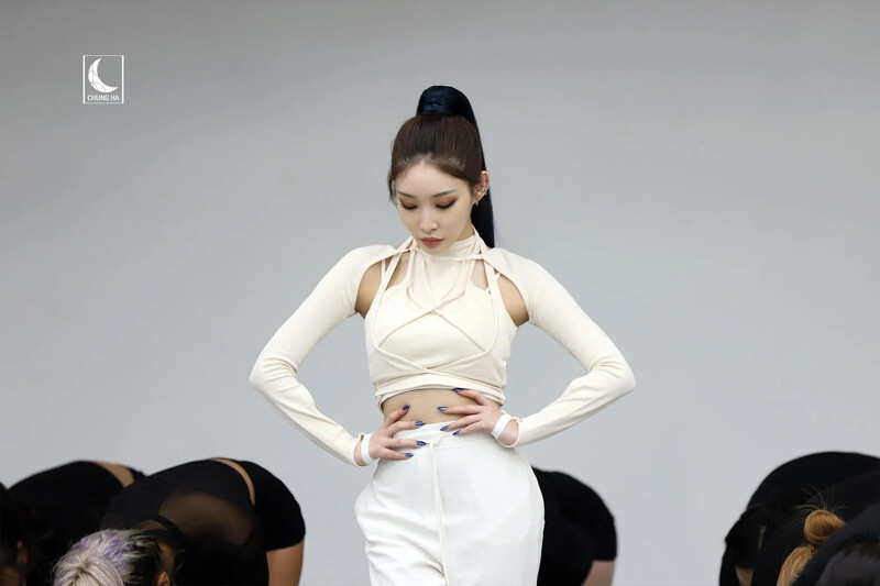 CHUNGHA_MNHent EX-DOOxUcAEdzHM  20200514.jpg