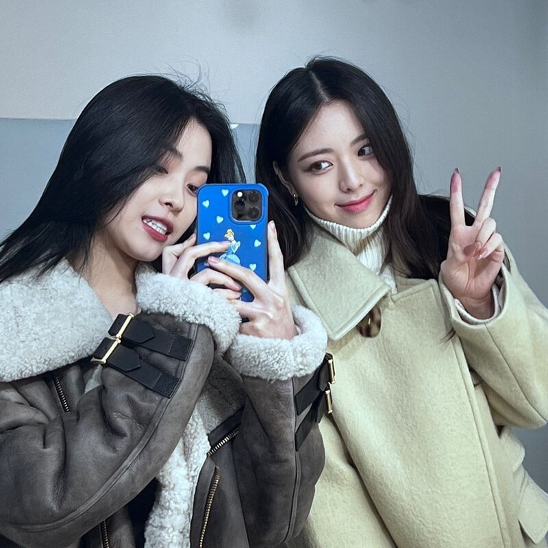 220408 ITZY Instagram Update - Ryujin & Yuna documents 5