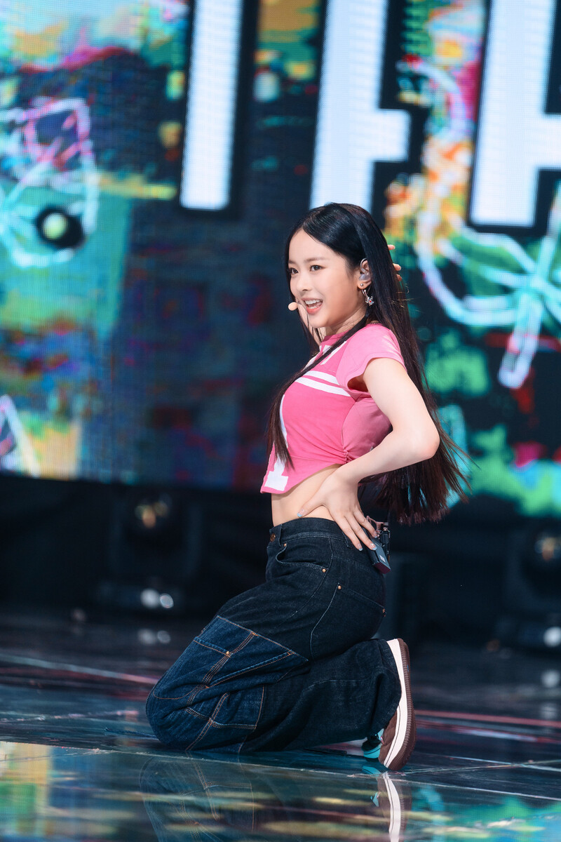 220807 NewJeans Hanni 'Attention' at Inkigayo documents 21