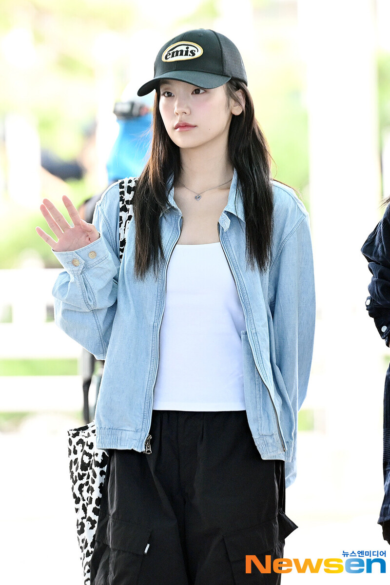 240809 ITZY Yeji at Incheon International Airport documents 2