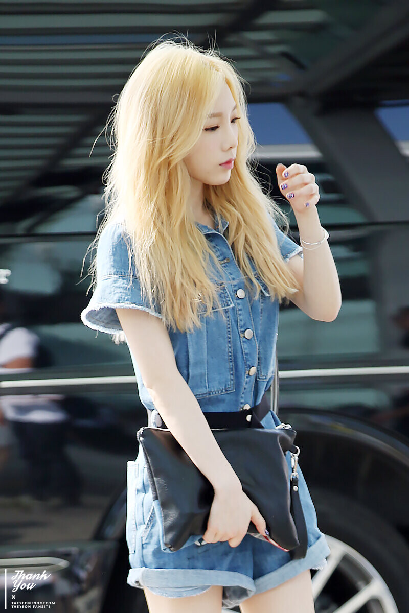 150610 Girls' Generation Taeyeon at Incheon Airport documents 26