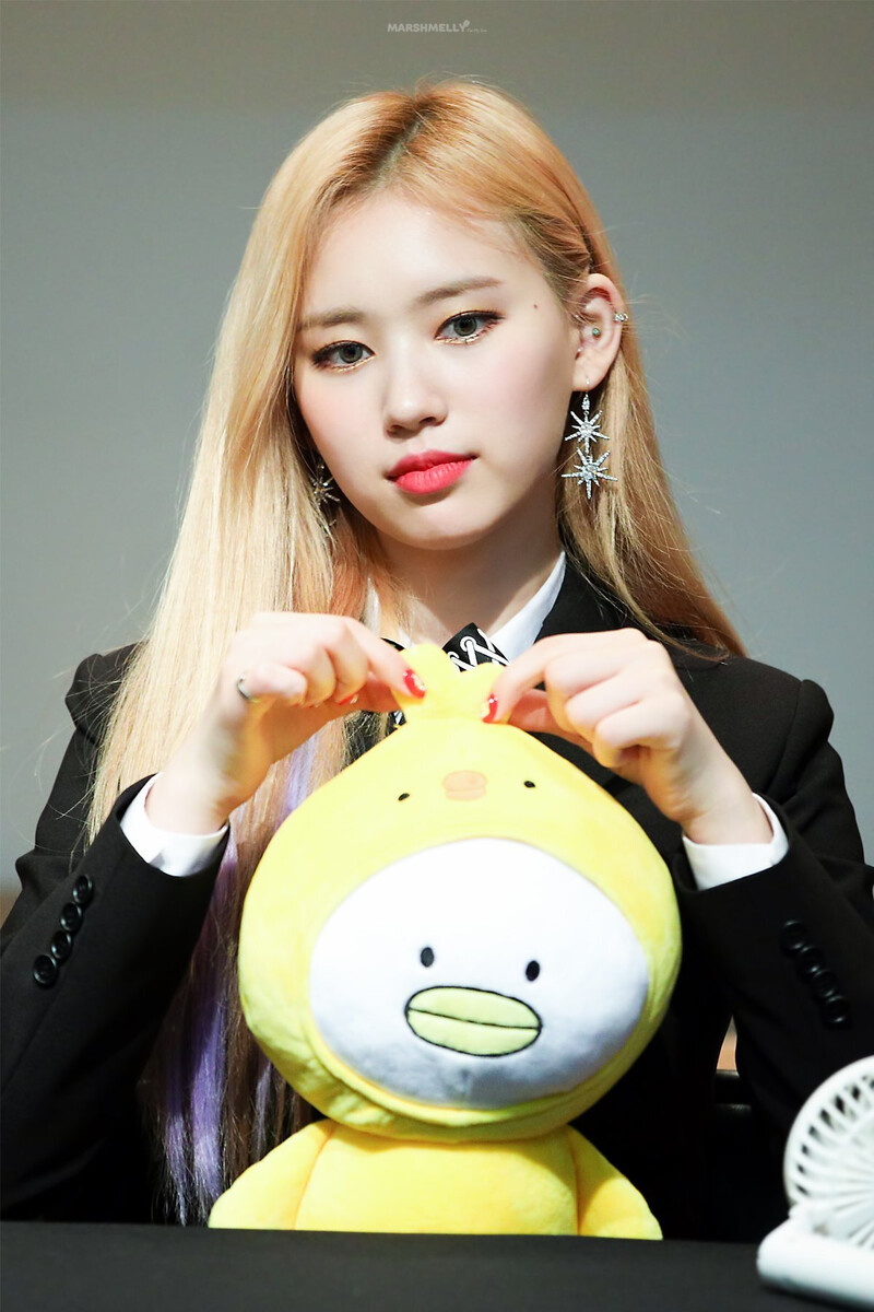 190525 Weki Meki Elly at 'LOCK END LOL' Fansign documents 4