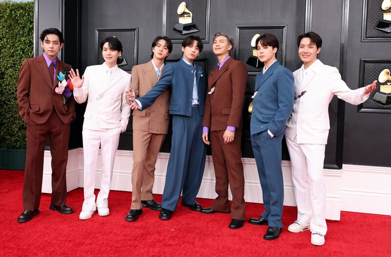 220404 BTS at GRAMMYs 2022 Red Carpet documents 5