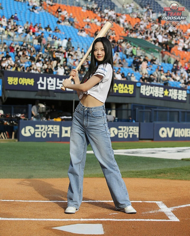 220507 LE SSERAFIM's Eunchae at 2022 KBO League: KT Wiz vs Doosan Bears documents 3