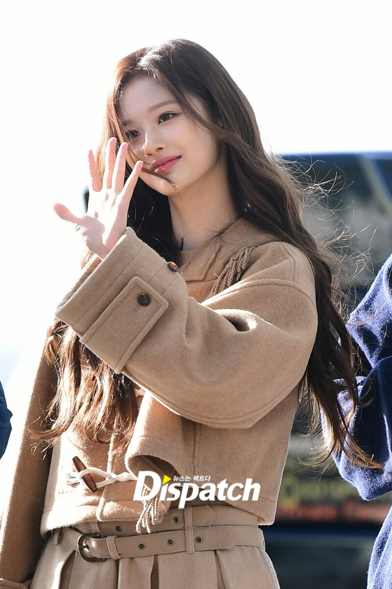 221127 NMIXX Sullyoon at Incheon International Airport documents 3