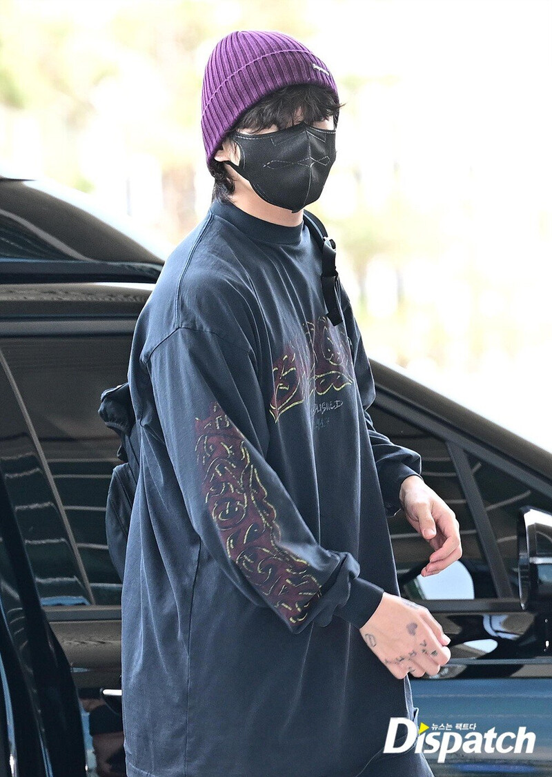 230614 BTS Jungkook at Incheon International Airport documents 5