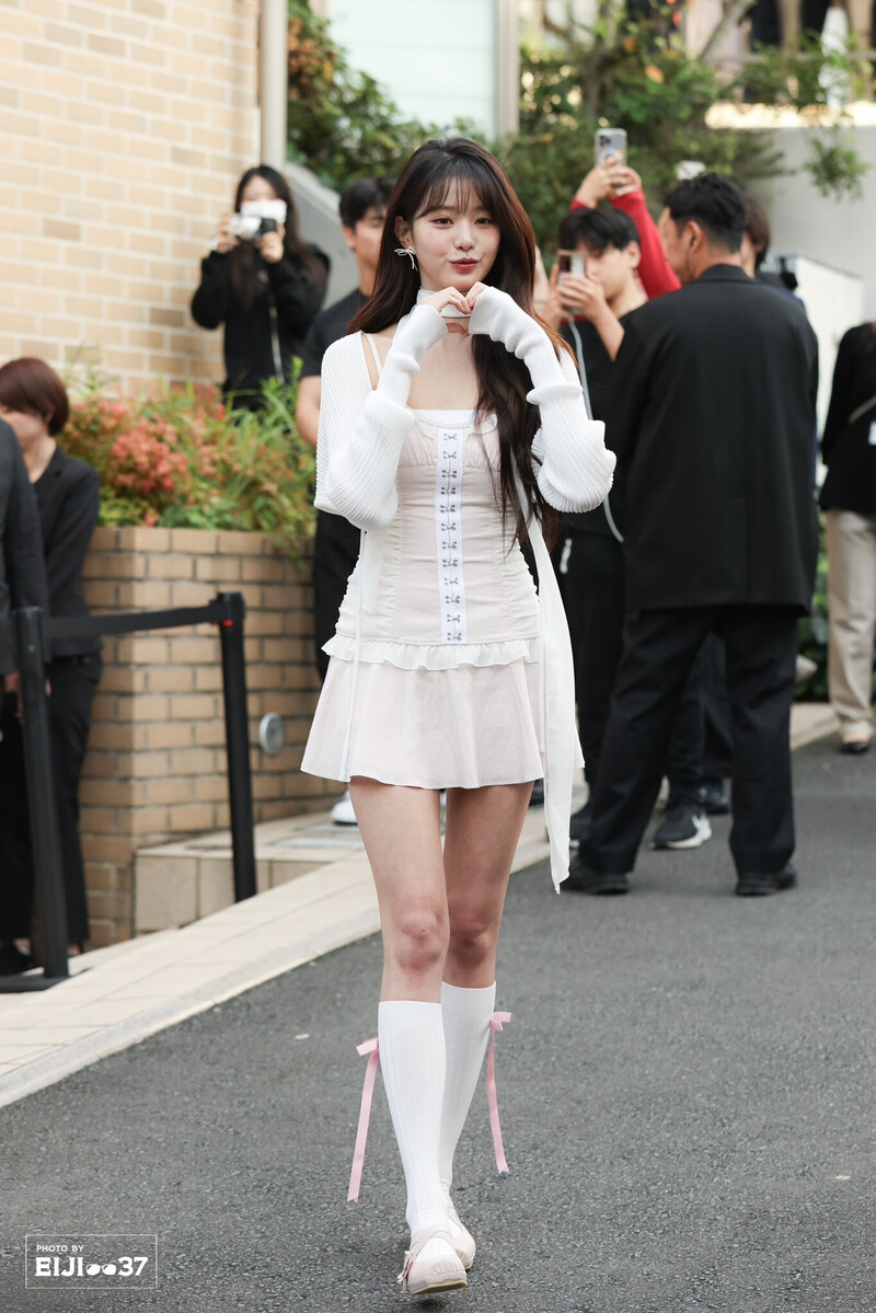 241011 IVE's Jang Wonyoung at Amuse Pop-up Store in Japan documents 3