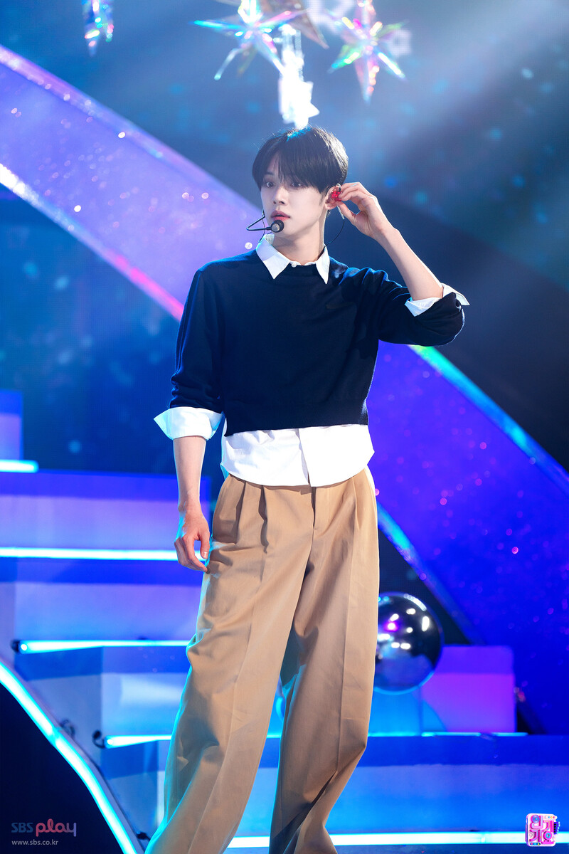 241110 TXT Yeonjun - 'Over the Moon' at Inkigayo documents 2