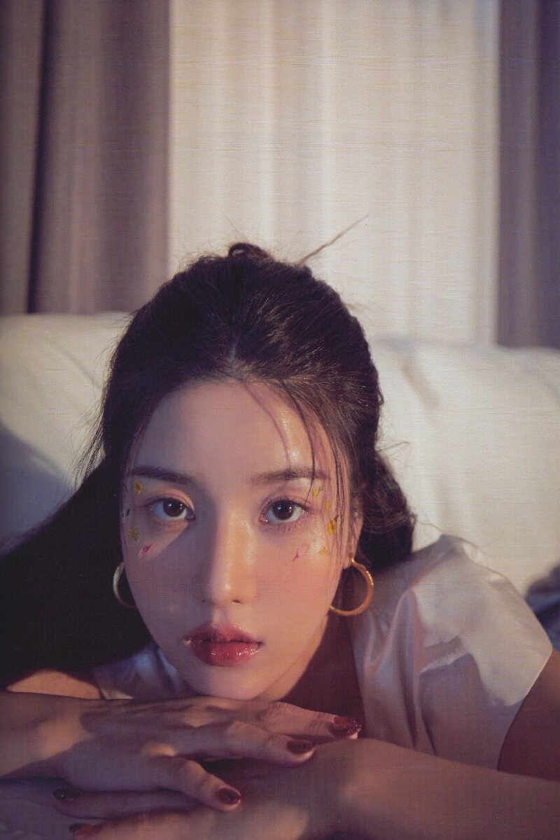 Kwon Eunbi - The First Photobook 'Silver Rain' (Scans) documents 5