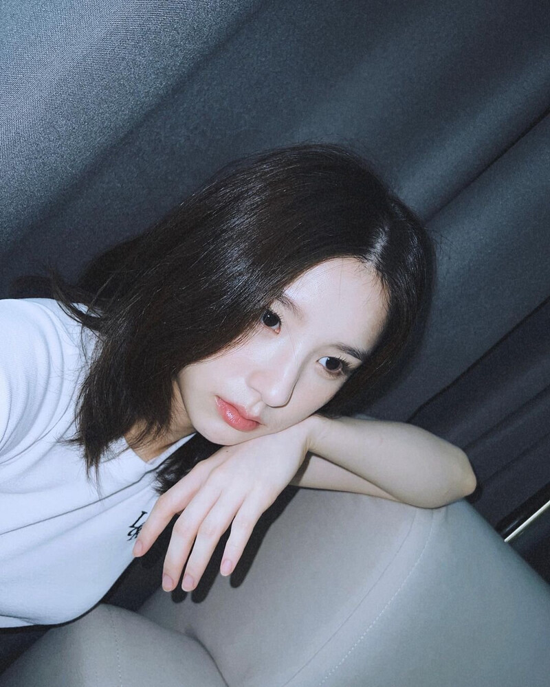 230801 ARTMS Heejin Instagram Update documents 3