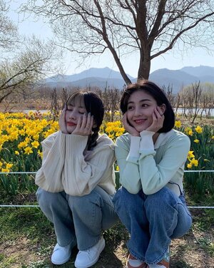 220615 TWICE Momo Instagram Update with Jihyo
