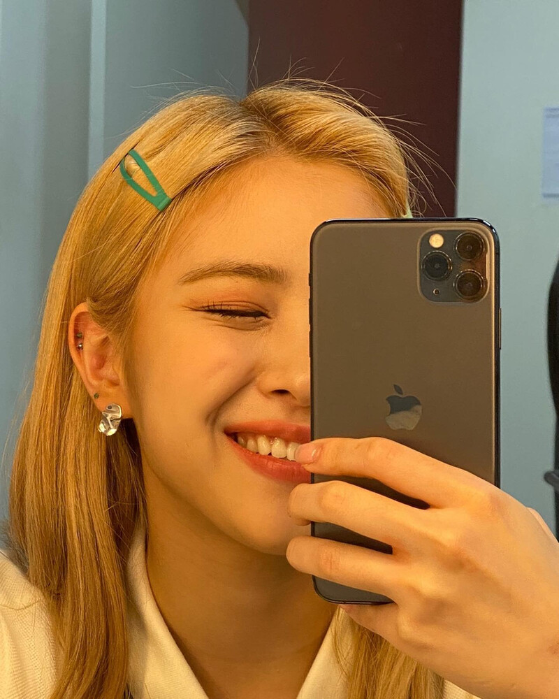 210601 ITZY Instagram Update - Yuna & Ryujin documents 2