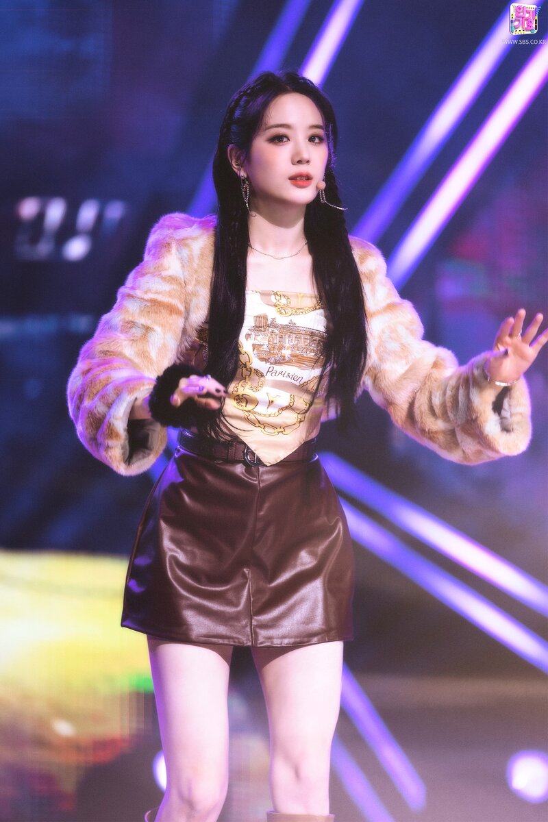 220130 fromis_9 Gyuri - 'DM' at Inkigayo documents 13