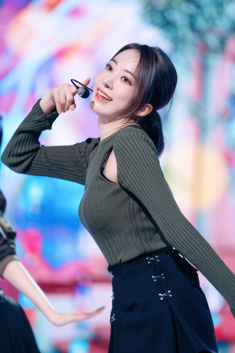 220508 LE SSERAFIM Sakura - 'Blue Flame' at Inkigayo documents 17