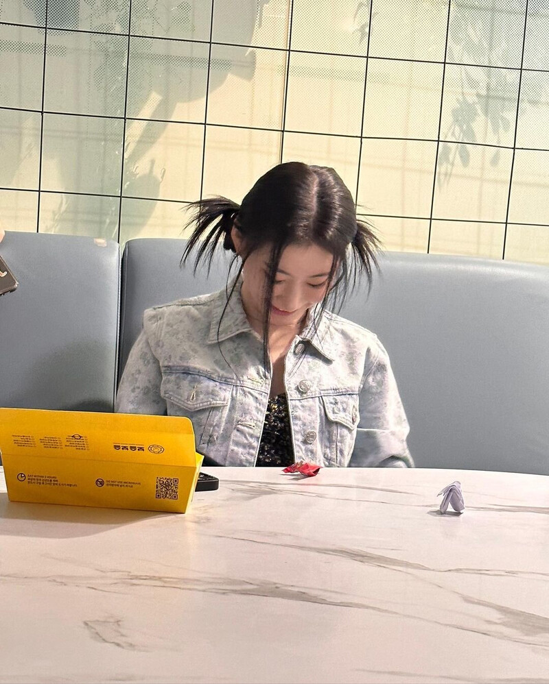 230605 - ITZY Yeji Instagram Update with Chaeryeong documents 9