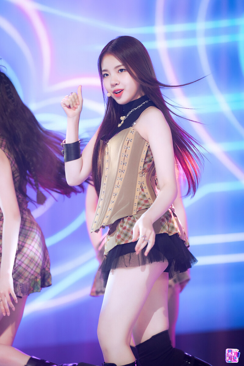 240818 UNIS Yoona - 'Curious' at Inkigayo documents 2