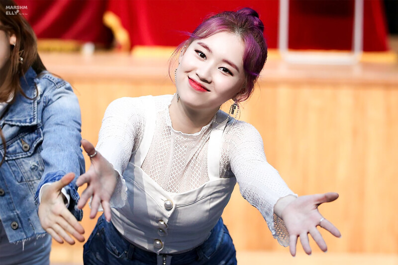 181125 Weki Meki Elly at Busan 'KISS, KICKS' Fansign documents 2